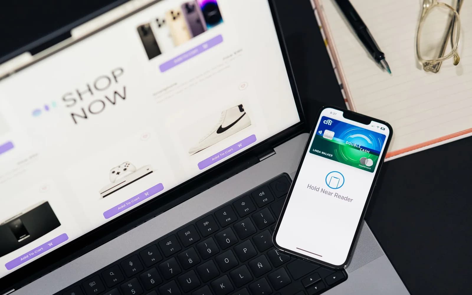 Une personne utilise un ordinateur portable pour acheter en ligne