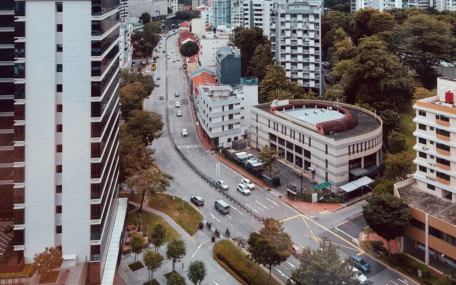 Le paysage urbain de Singapour au-dessus d’une rue animée