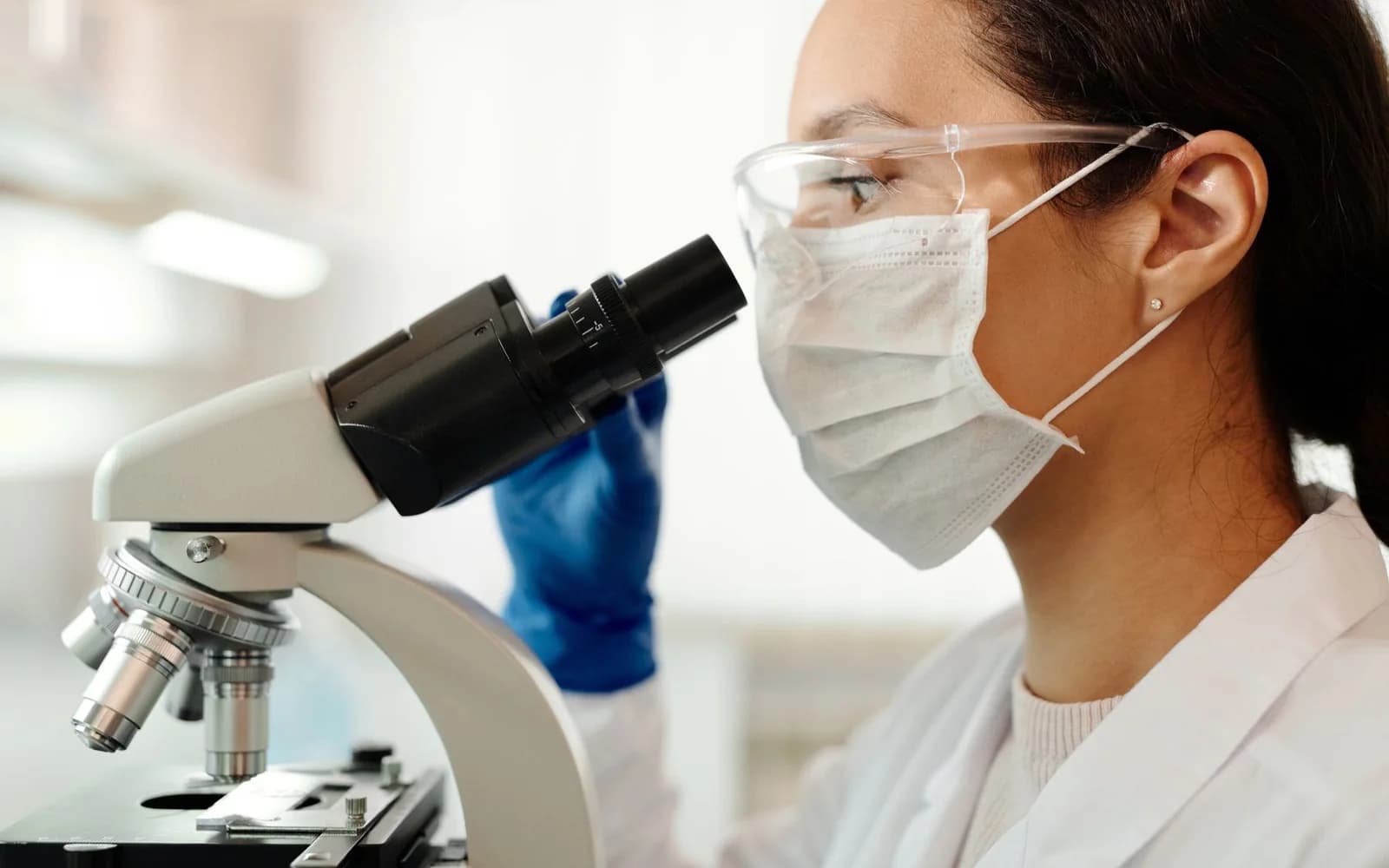 Une personne travaille avec un microscope dans un laboratoire