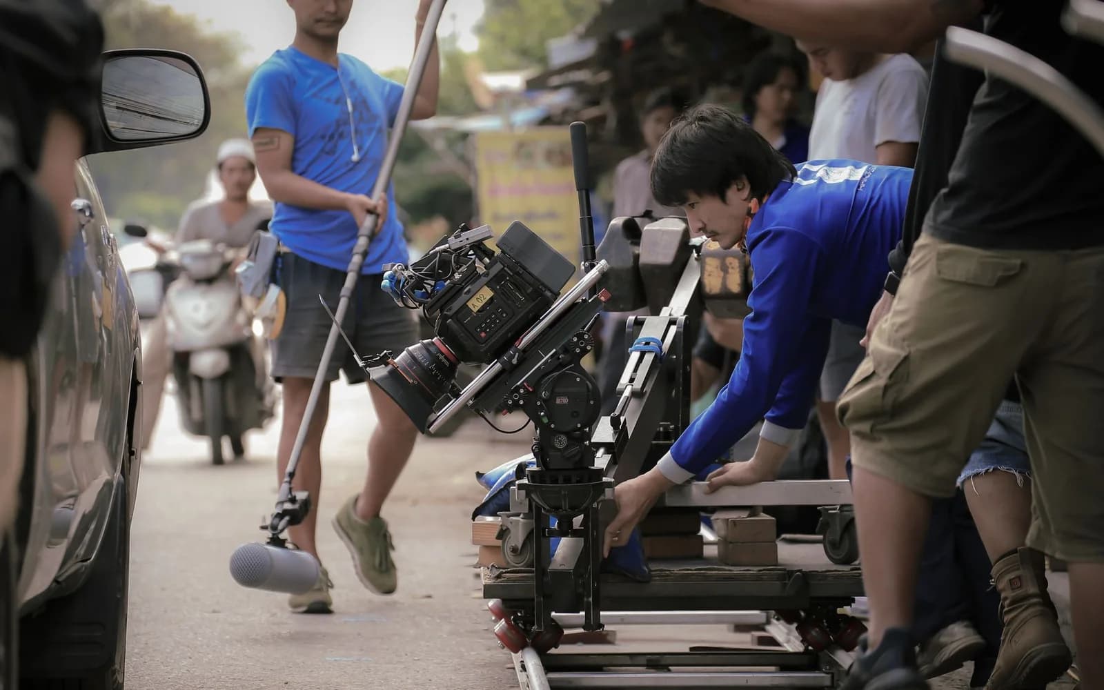 Une caméra et du matériel de tournage pendant la préparation d’un film