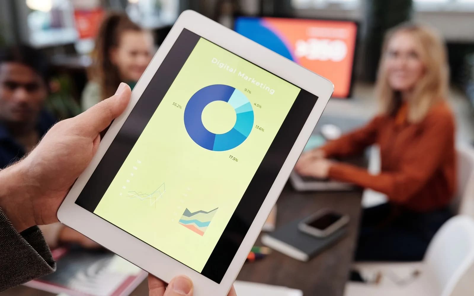 Un ordinateur portable et des accessoires dans un espace de travail