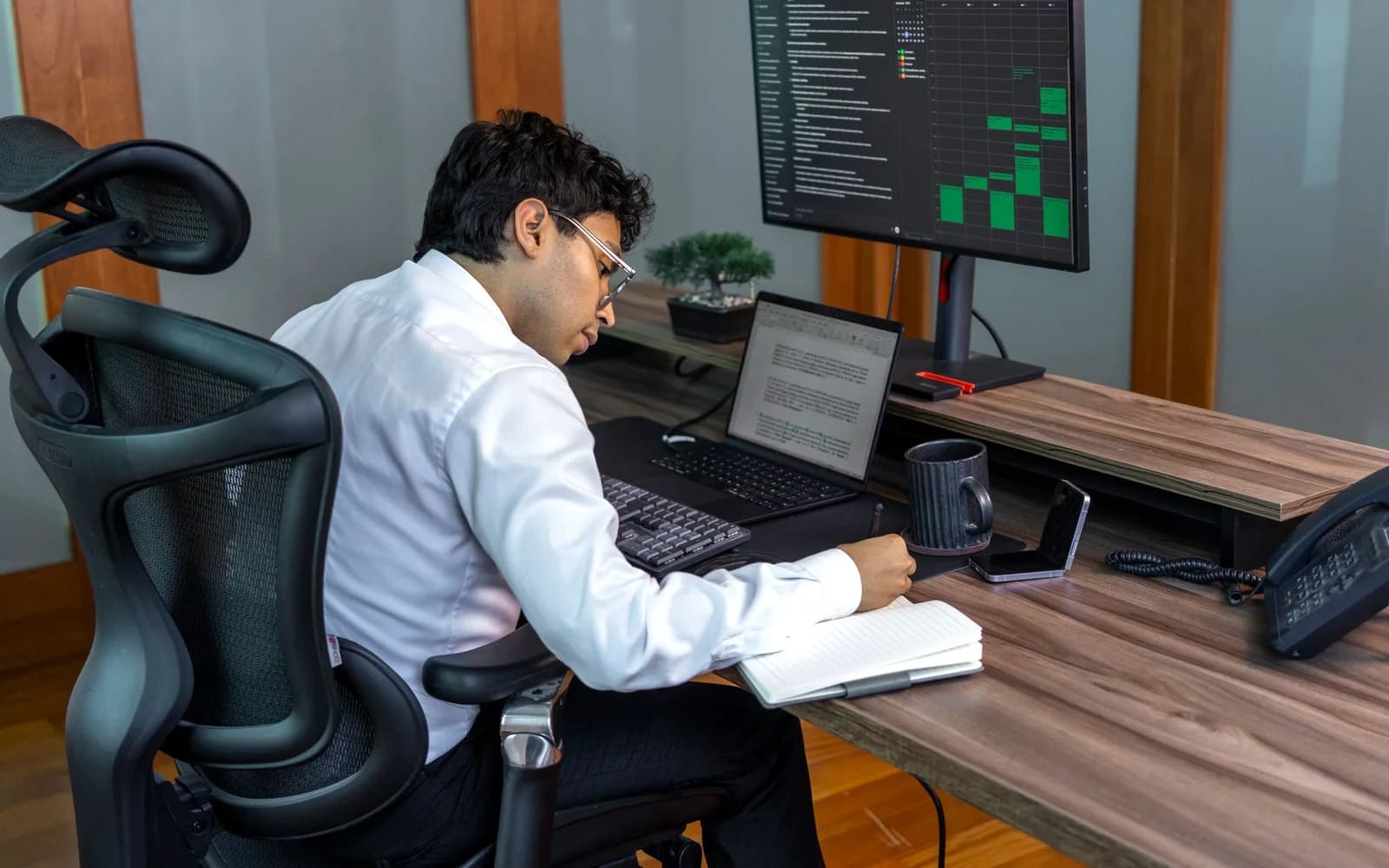 Un ordinateur portable et des accessoires dans un espace de travail