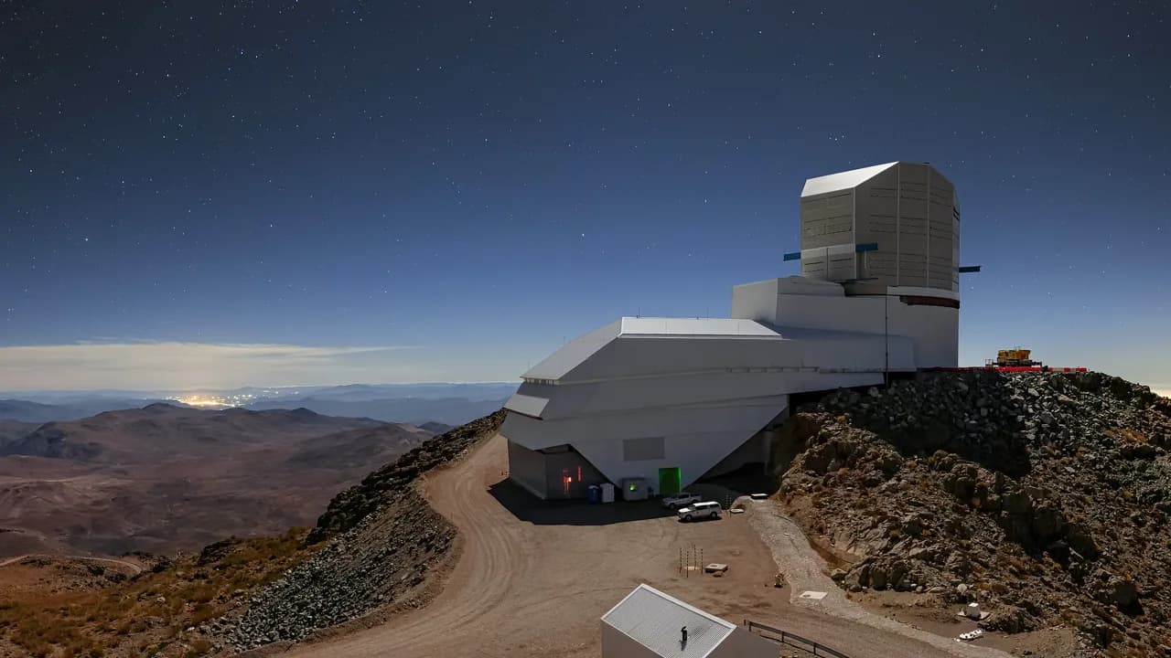 El Observatorio Vera C. Rubin en una cresta montañosa de Chile de noche, bajo un cielo lleno de estrellas