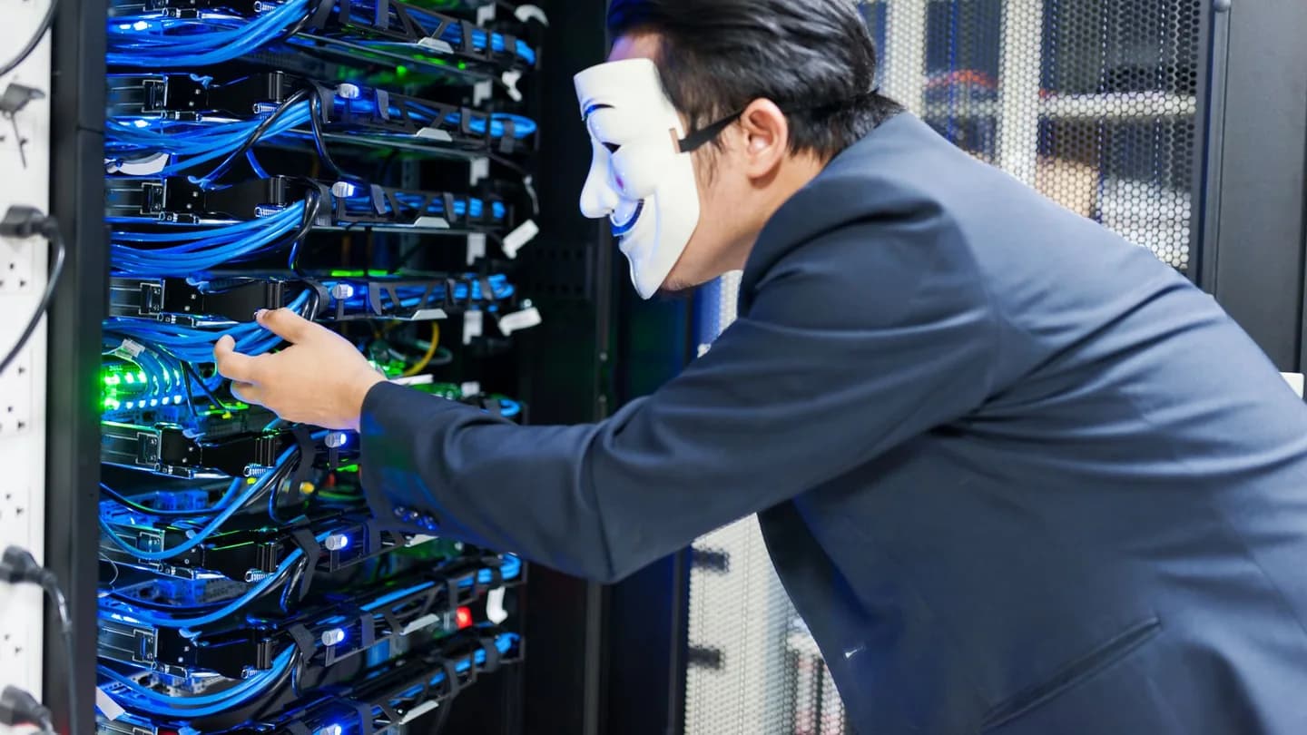 Couverture VJOURNAL pour « Cybersécurité et IA en 2026 : ce que SafeMind de CrowdStrike et GPT-5.6 Cyber d'OpenAI changent côté défense »