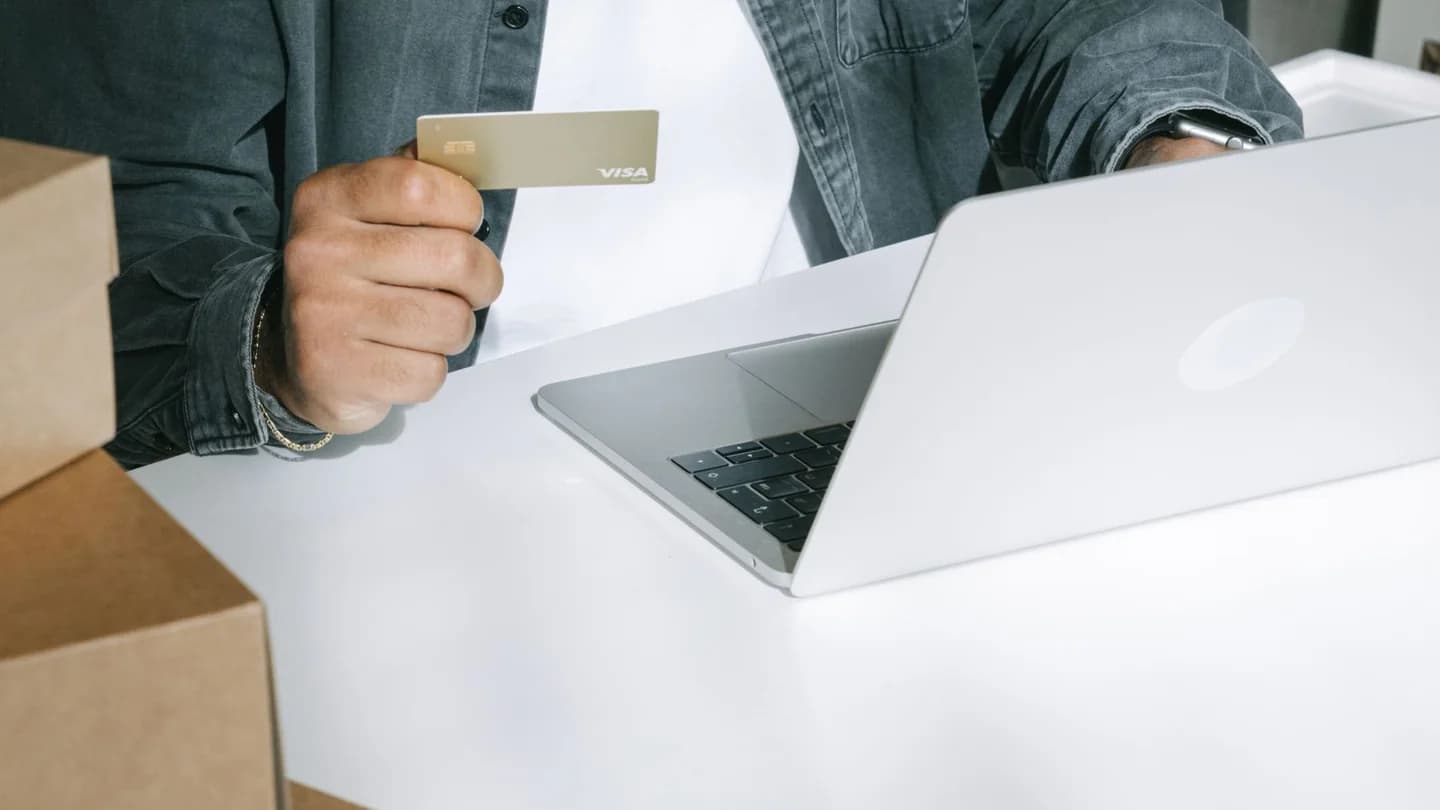 Couverture VJOURNAL pour « Infographies sur une liste de marché : le premier cadre vend le clic, le reste répond aux objections »