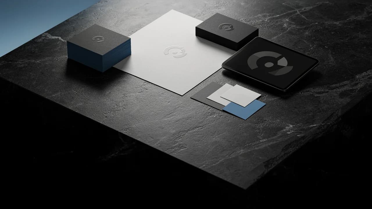 Un ensemble d’identité VITON13 sur une étagère noire : carte, carnet, stylo argenté et disque emblème