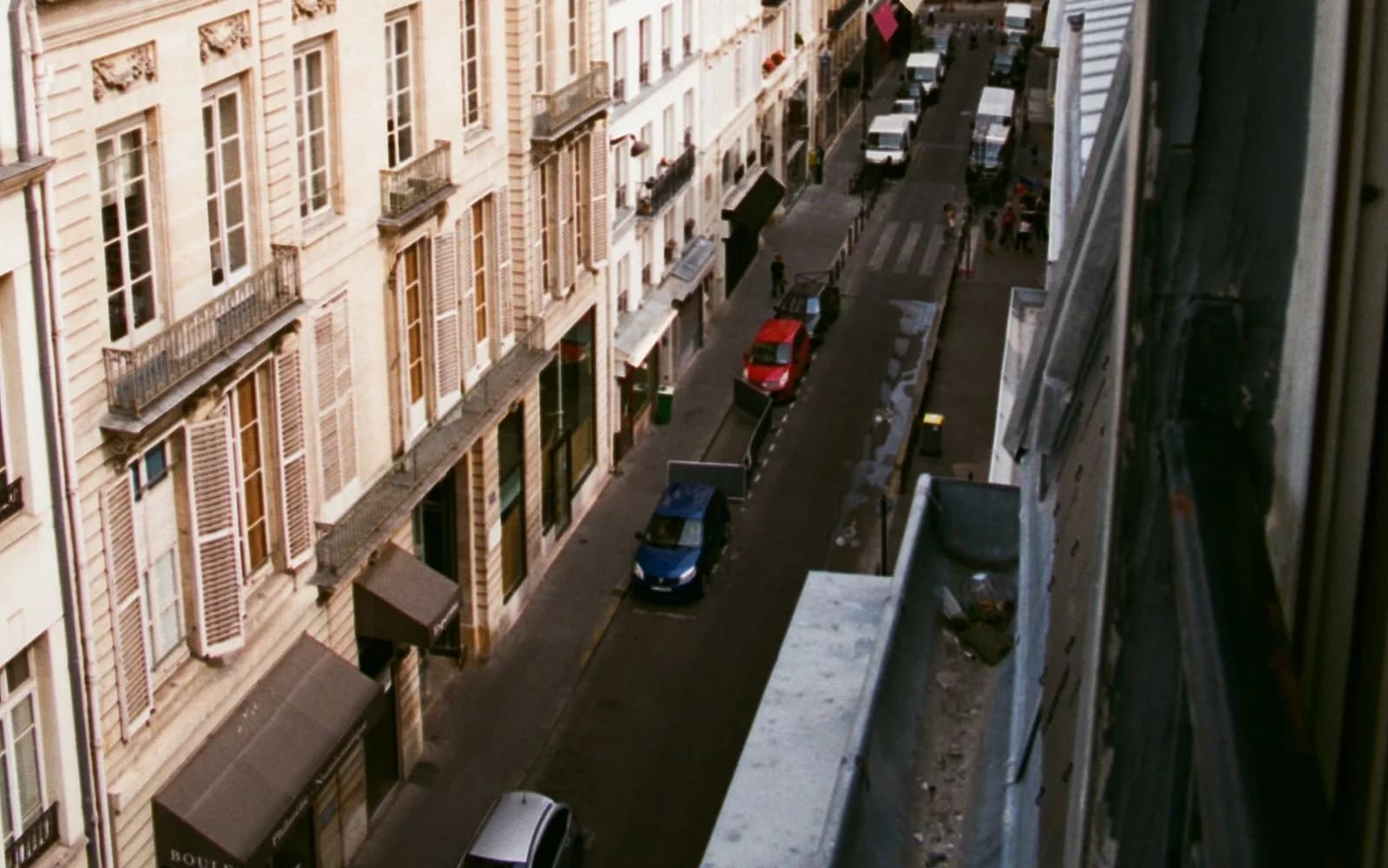Une rue et l’architecture historique de Paris, en France