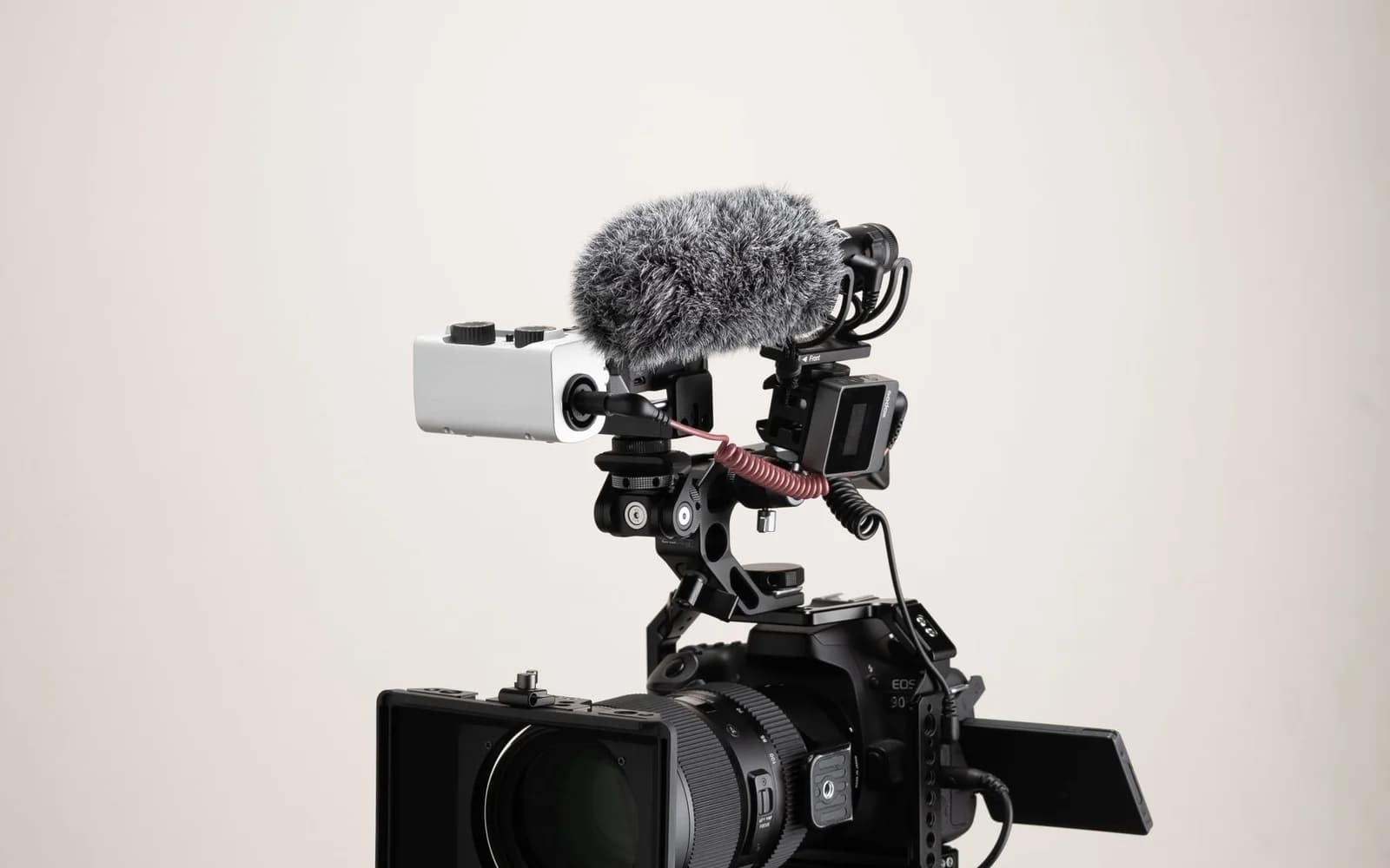 Une caméra et du matériel de tournage pendant la préparation d’un film