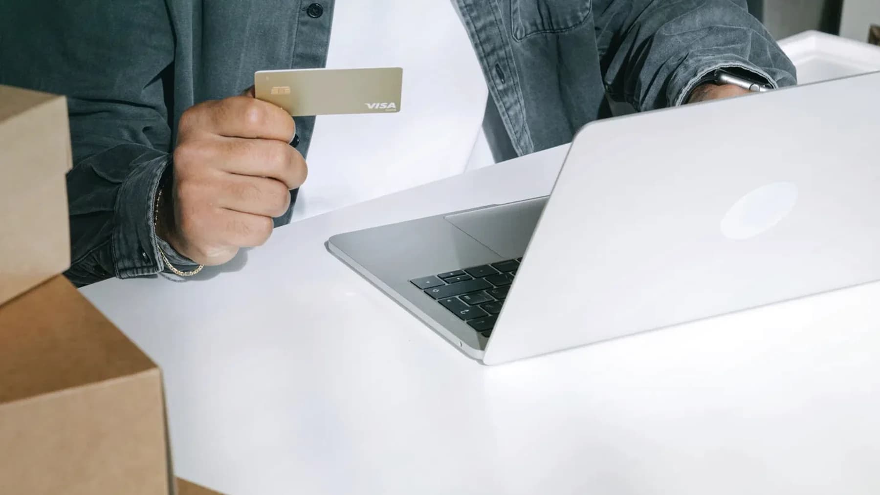 Portada de VJOURNAL para «Brief de ficha de producto para marketplace: SKU, claims, reglas y variantes»