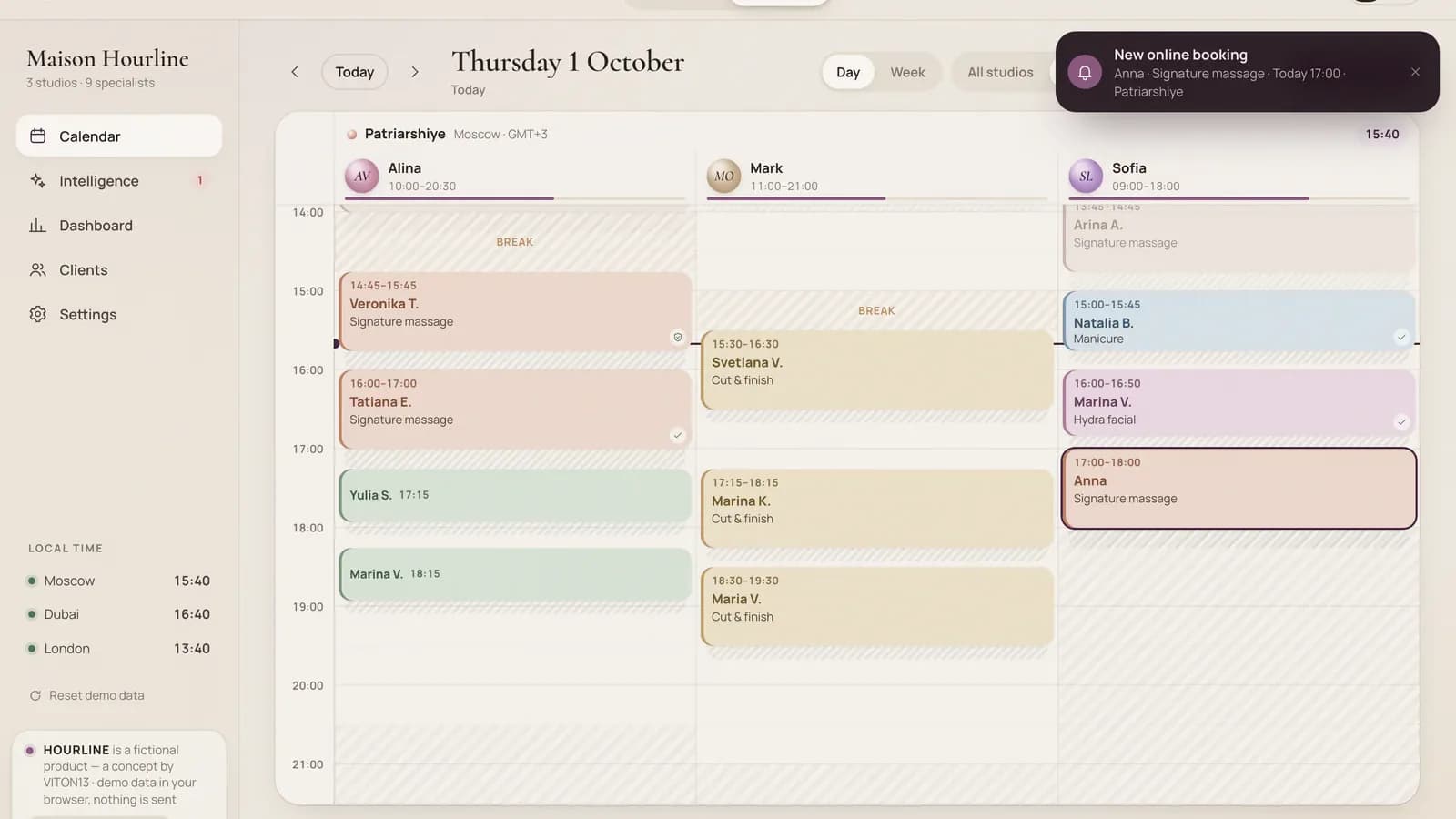 The HOURLINE concept back office: a day calendar with three specialists’ columns, coloured booked visits and a new online booking notice
